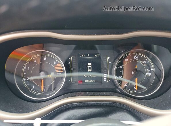 1C4PJLCB4JD518844 2018 JEEP CHEROKEE Gray ხელსაწყოთა პანელის ხედი