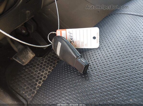 1C4PJLCB4JD605269 2018 JEEP CHEROKEE Красный Вид панели приборов