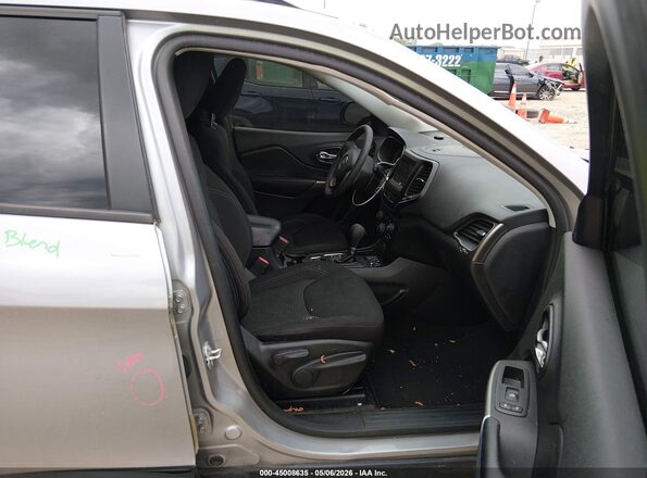 1C4PJLCB4LD645595 2020 JEEP CHEROKEE Серебряный Вид салона спереди