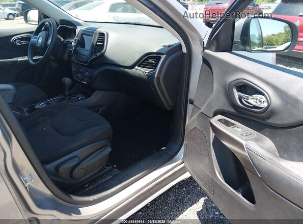 1C4PJLCBXKD265952 2019 JEEP CHEROKEE Silver Вид салону спереду