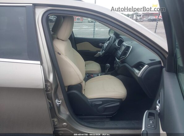 1C4PJLCS4HW624063 2017 JEEP CHEROKEE Champagne Front interior view