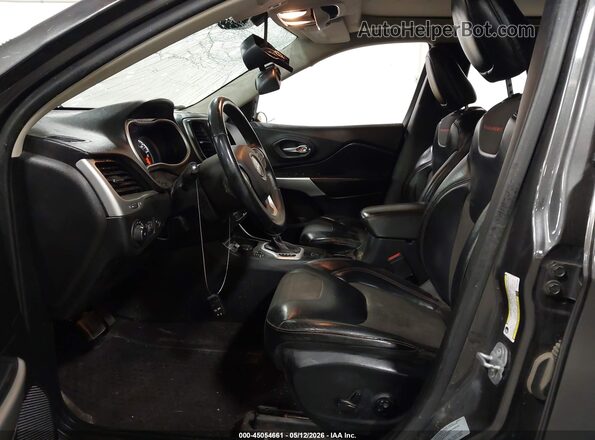 1C4PJMBS5HW612088 2017 JEEP CHEROKEE Gray Front interior view