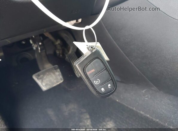 1C4PJMBX3KD362560 2019 JEEP CHEROKEE Blue Вид панелі приладів