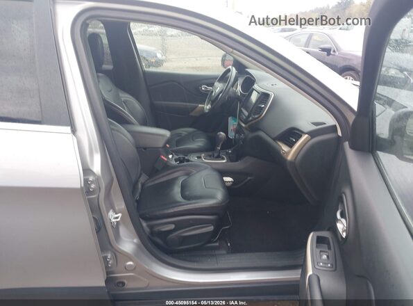 1C4PJMDB6HD217619 2017 JEEP CHEROKEE Silver Front interior view