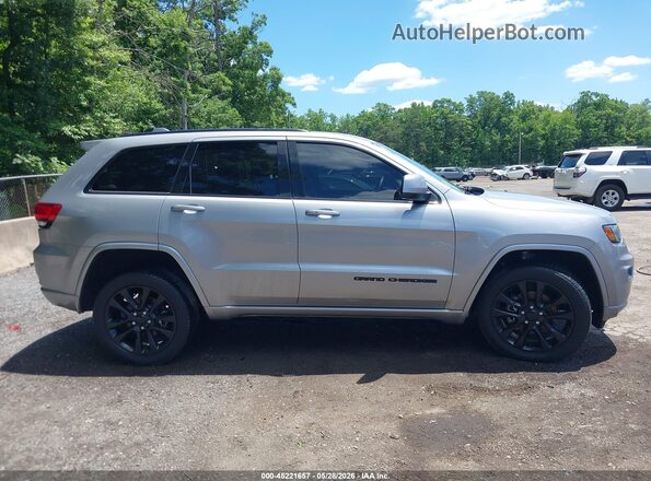 1C4RJFAG5JC108679 2018 JEEP GRAND CHEROKEE Silver Widok wnętrza z tyłu