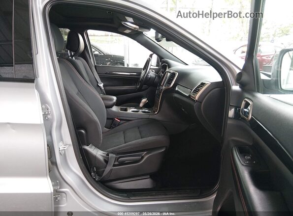 1C4RJFAG7GC389103 2016 JEEP GRAND CHEROKEE Silver Widok wnętrza z przodu