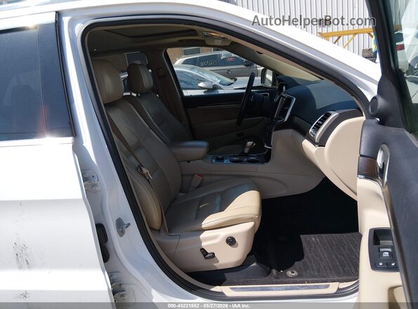 1C4RJFBG0HC607494 2017 JEEP GRAND CHEROKEE Белый Вид салона спереди