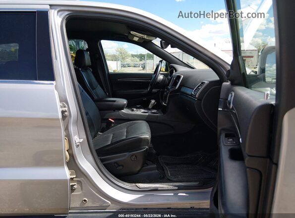 1C4RJFBG8JC308390 2018 JEEP GRAND CHEROKEE Silver წინა სალონის ხედი