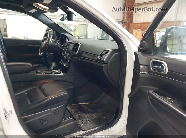 1C4RJFBGXJC138579 2018 JEEP GRAND CHEROKEE Белый Вид салона спереди