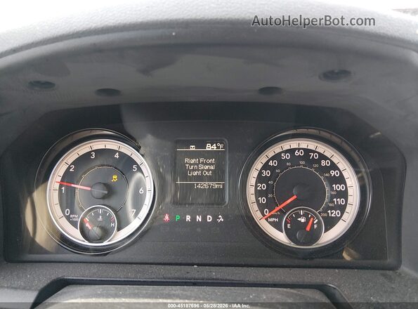 1C6RR6FT1JS193502 2018 RAM 1500 Red Widok tylnych siedzeń