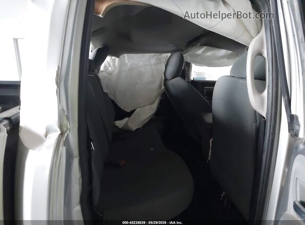 1C6RR6GG4JS119248 2018 RAM 1500 Silver Widok naklejki z numerem VIN