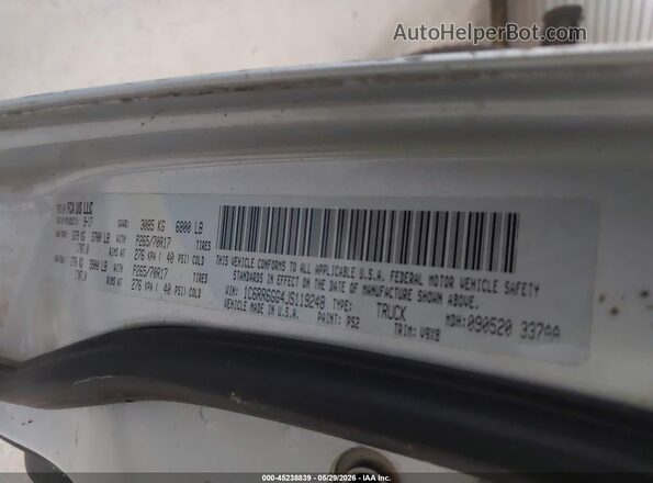 1C6RR6GG4JS119248 2018 RAM 1500 Silver Widok komory silnika