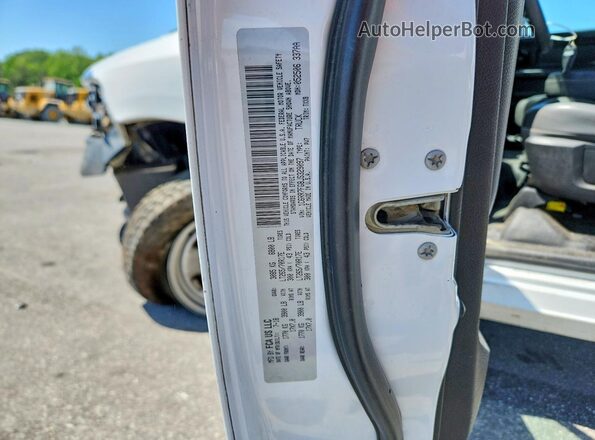 1C6RR7FG8JS329097 2018 RAM 1500 White Vista del compartimento del motor