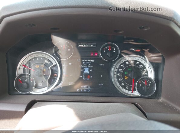 1C6RR7GT2HS509570 2017 RAM 1500 Red Vista de los asientos traseros