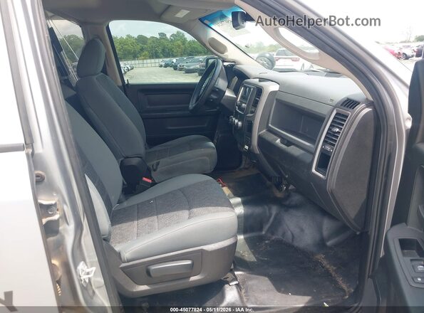 1C6RR7KT1KS697075 2019 RAM 1500 CLASSIC Gray Front interior view