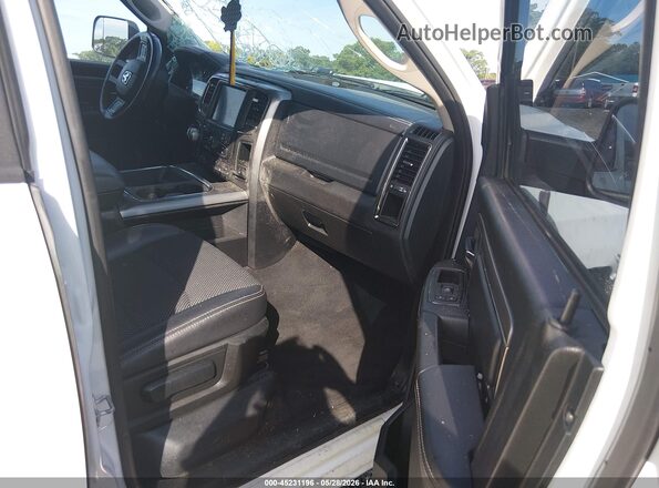 1C6RR7MT9JS277124 2018 RAM 1500 White Widok wnętrza z przodu
