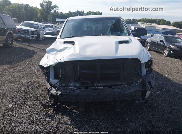 1C6RR7MT9JS277124 2018 RAM 1500 White Widok wnętrza z tyłu