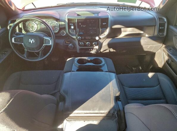 1C6RREGG4SN664375 2025 RAM 1500 Красный Вид панели приборов