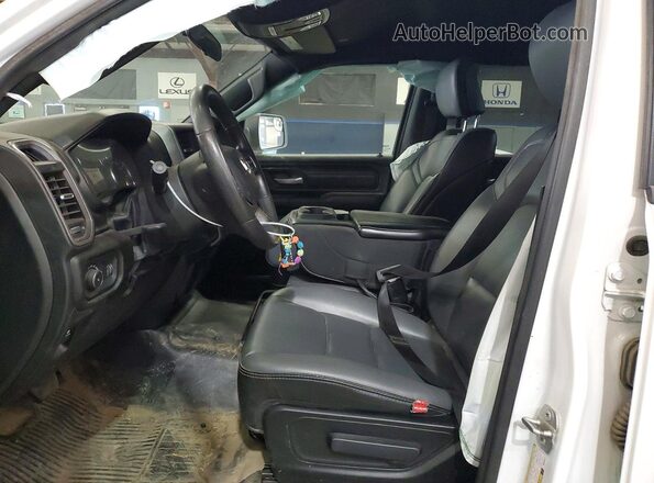 1C6RRFCG3NN438442 2022 RAM 1500 White Vista interior delantera