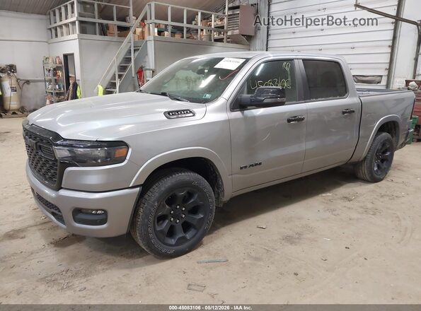 1C6SRFFPXSN698779 2025 RAM 1500 Silver Vista tres cuartos delantera izquierda