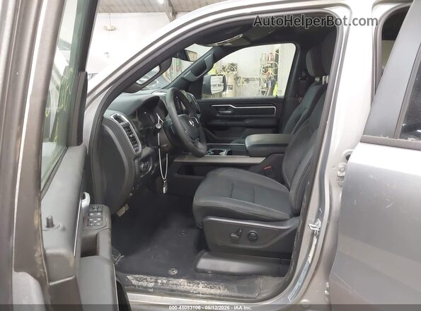 1C6SRFFPXSN698779 2025 RAM 1500 Silver Vista interior delantera
