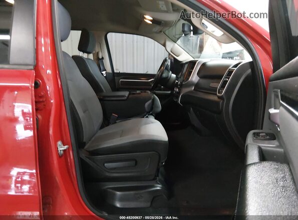 1C6SRFFT6KN540789 2019 RAM 1500 Красный Вид салона спереди