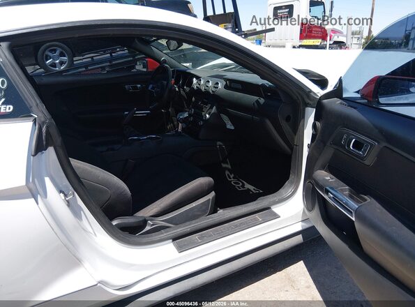 1FA6P8TH5K5143494 2019 FORD MUSTANG White Widok wnętrza z przodu