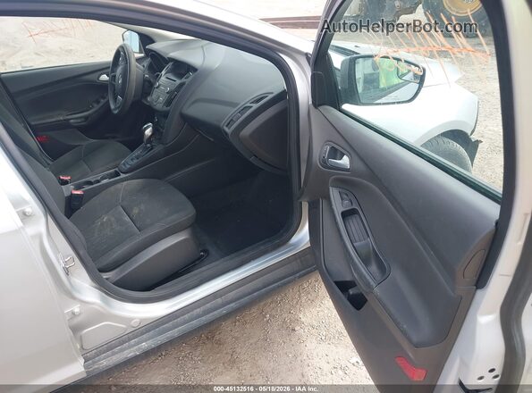 1FADP3F21GL269257 2016 FORD FOCUS Silver Front interior view