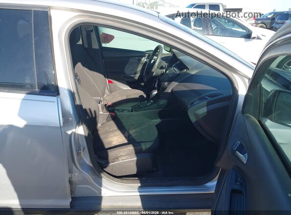 1FADP3F26GL284711 2016 FORD FOCUS Серебряный Вид салона спереди