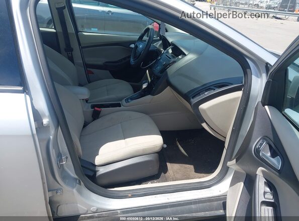 1FADP3F26HL251273 2017 FORD FOCUS Silver წინა სალონის ხედი