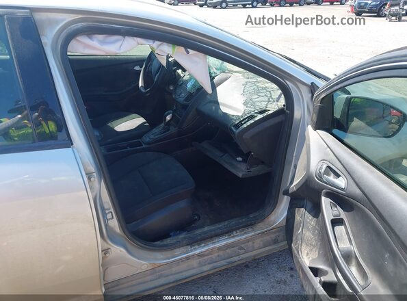 1FADP3F27JL259629 2018 FORD FOCUS Silver Front interior view