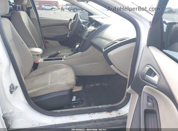 1FADP3F27JL269786 2018 FORD FOCUS White წინა სალონის ხედი