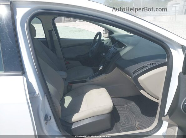 1FADP3F2XHL212928 2017 FORD FOCUS White წინა სალონის ხედი