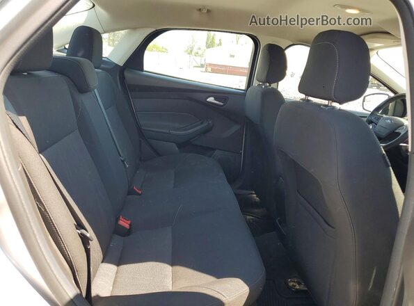 1FADP3FE5JL210181 2018 FORD FOCUS Silver Widok tylnych siedzeń