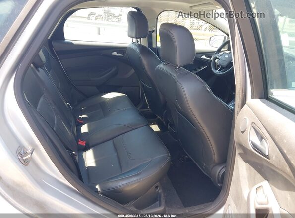 1FADP3J29HL238086 2017 FORD FOCUS Silver Vista de la etiqueta del VIN