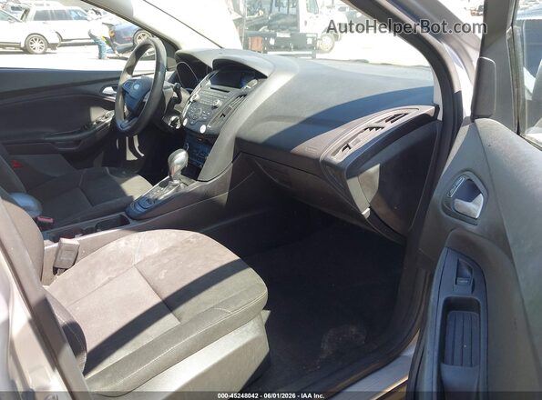 1FADP3K20HL223751 2017 FORD FOCUS Silver წინა სალონის ხედი