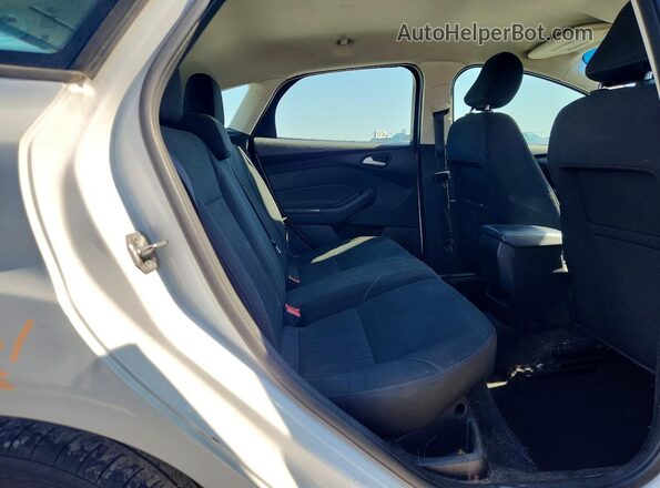 1FADP3K29GL399678 2016 FORD FOCUS White Vista de los asientos traseros