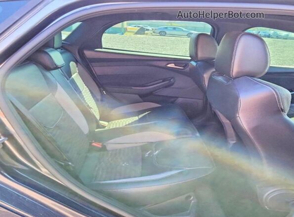 1FADP3L93JL331749 2018 FORD FOCUS Gray Rear seats view