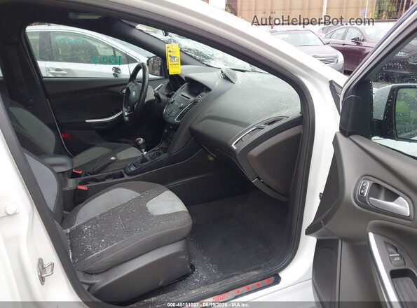 1FADP3L98GL243238 2016 FORD FOCUS Белый Вид салона спереди