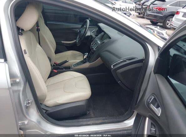 1FADP3N22HL287656 2017 FORD FOCUS Silver წინა სალონის ხედი