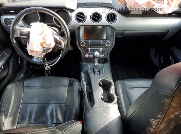 1FATP8UH0H5343550 2017 FORD MUSTANG Red Widok deski rozdzielczej