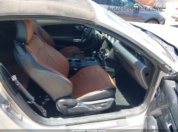 1FATP8UH5J5132544 2018 FORD MUSTANG Серебряный Вид салона спереди