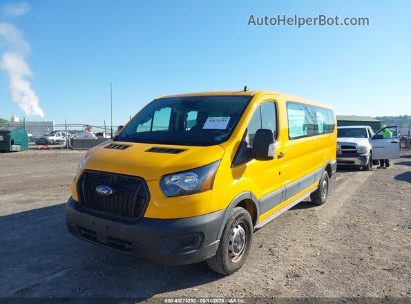 1FBAX2Y83PKA84985 2023 FORD PASSENGER Yellow Առջևի ձախ երեք քառորդ տեսարան