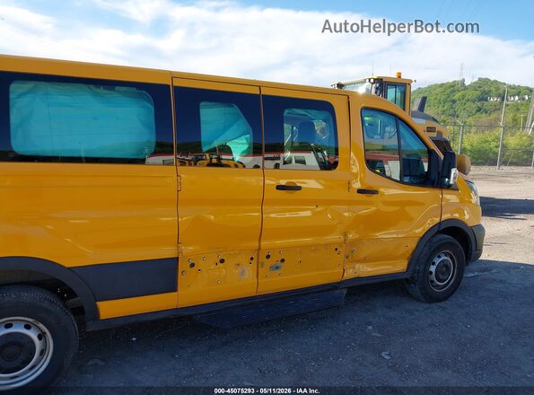 1FBAX2Y83PKA84985 2023 FORD PASSENGER Yellow Դիմացի տեսք