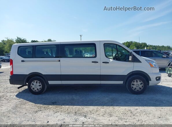 1FBAX2Y88NKA49128 2022 FORD PASSENGER Белый Вид задней части салона