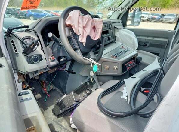 1FDWE3FN6SDD00326 2024 FORD ECONOLINE White Dashboard view