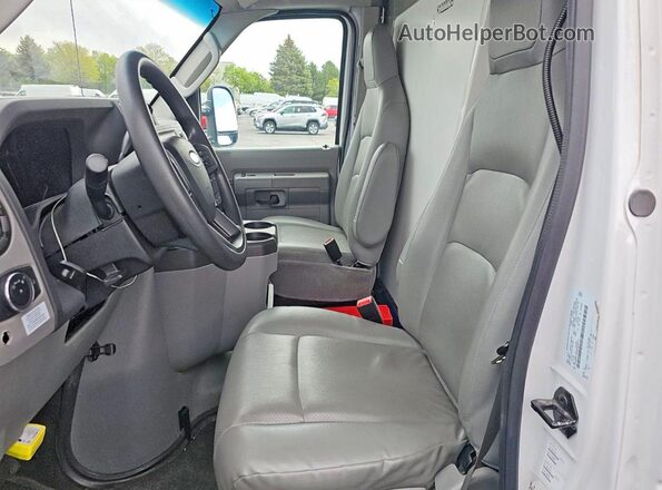 1FDWE3FNXRDD00713 2024 FORD ECONOLINE White Սալոնի հետևի տեսք