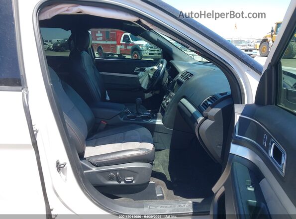 1FM5K7D85HGD55639 2017 FORD FORD EXPLORER Белый Вид салона спереди