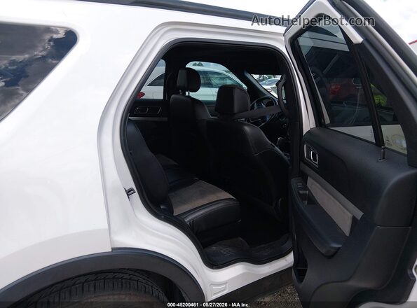 1FM5K7D87HGD49163 2017 FORD EXPLORER White Widok naklejki z numerem VIN