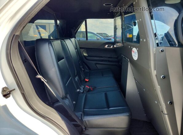 1FM5K8AT1GGC14726 2016 FORD EXPLORER White Widok tylnych siedzeń